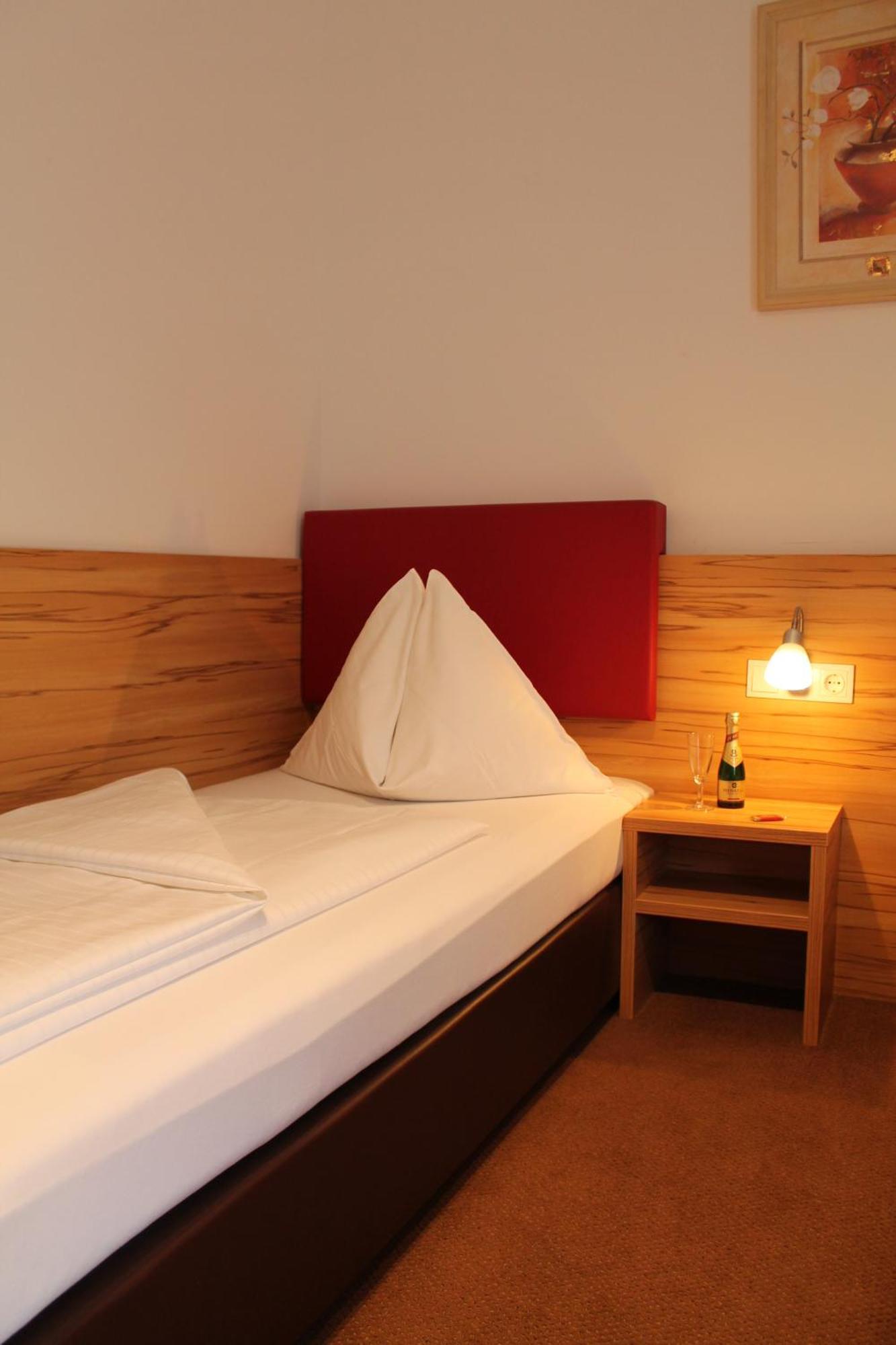 Hotel Restaurant Schwartz Neusiedl am Steinfelde Chambre photo