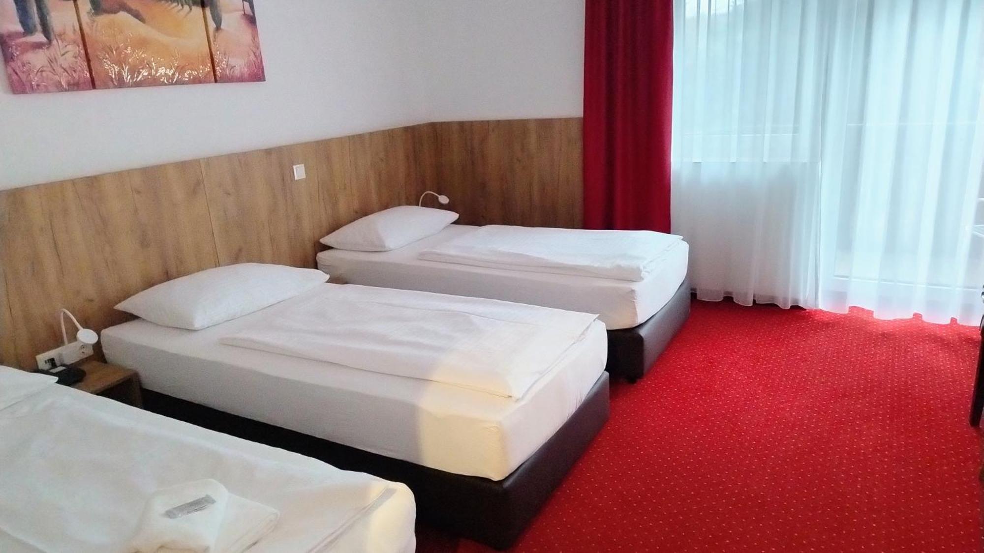 Hotel Restaurant Schwartz Neusiedl am Steinfelde Extérieur photo