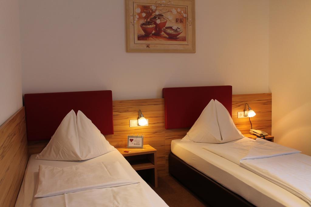 Hotel Restaurant Schwartz Neusiedl am Steinfelde Chambre photo